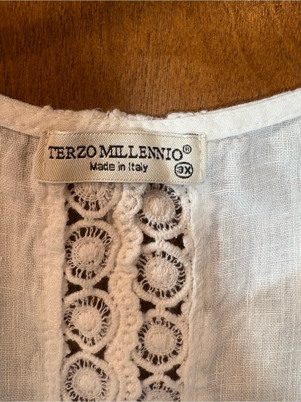 Relaxed White Linen Tunic with Crochet Back Detail - Picture 4 of 4